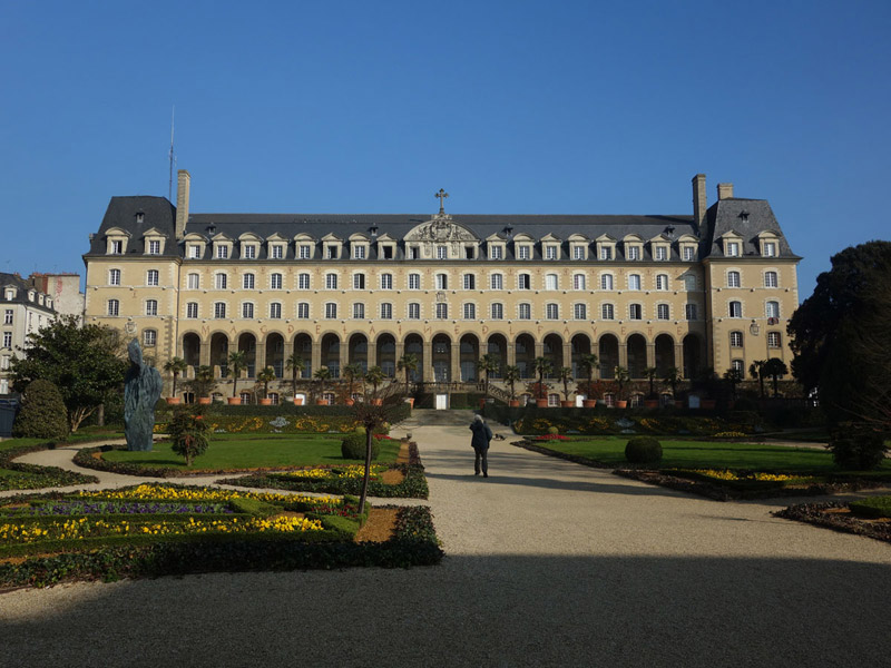 « Le magnifique Palais Saint-Georges... »