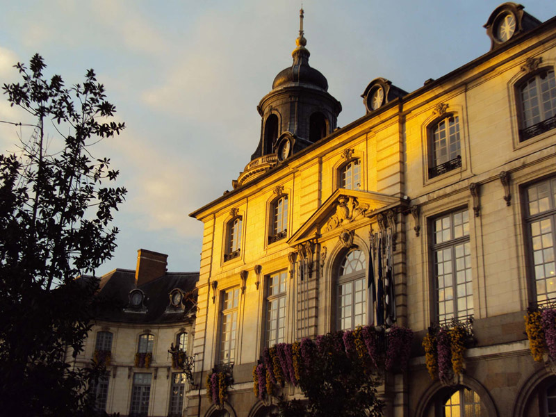 « La Mairie de Rennes, un soir en automne... »